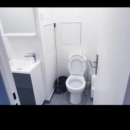 Privative, Grand Arenas, Proche Aeroport, Tram Sur Place, Gare Train St Augustin, 2 Toilet, 2 Shower Affittacamere