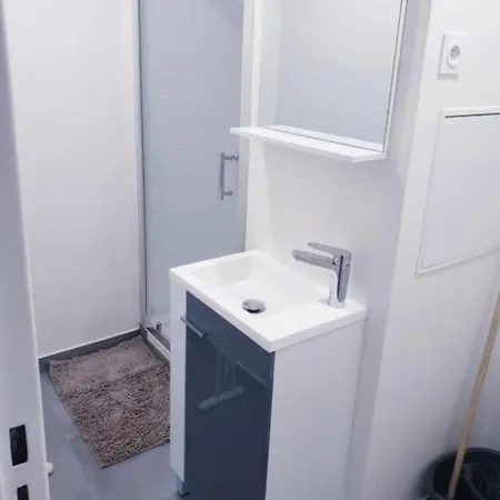 Privative, Grand Arenas, Proche Aeroport, Tram Sur Place, Gare Train St Augustin, 2 Toilet, 2 Shower *