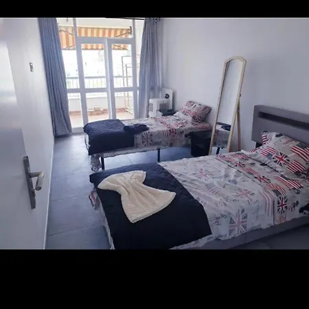 Privative, Grand Arenas, Proche Aeroport, Tram Sur Place, Gare Train St Augustin, 2 Toilet, 2 Shower *