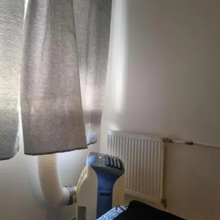 Privative, Grand Arenas, Proche Aeroport, Tram Sur Place, Gare Train St Augustin, 2 Toilet, 2 Shower *